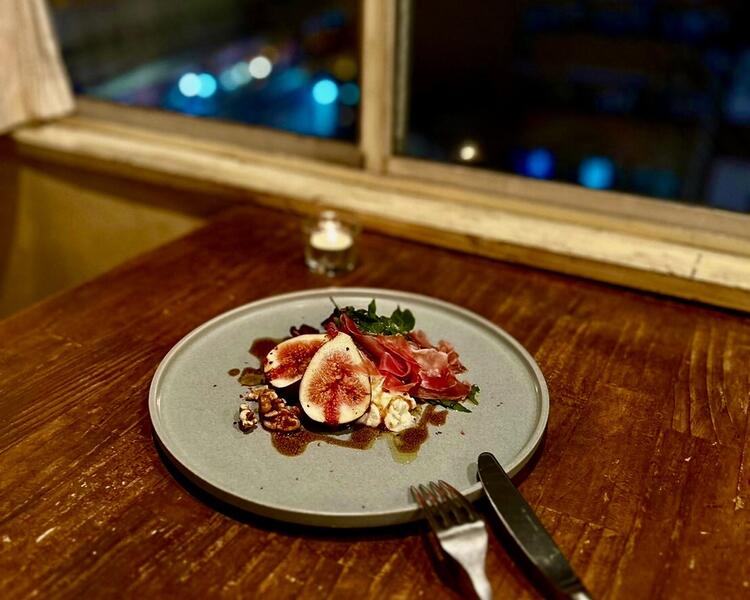 季節ごとに変わる前菜を仕上げる。