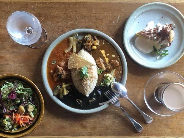 ランチや限定日にALWカレーを展開。