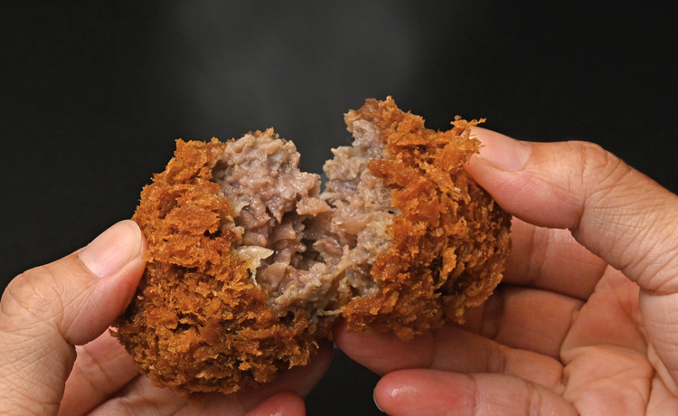 鎌倉駅前、話題の肉バル！