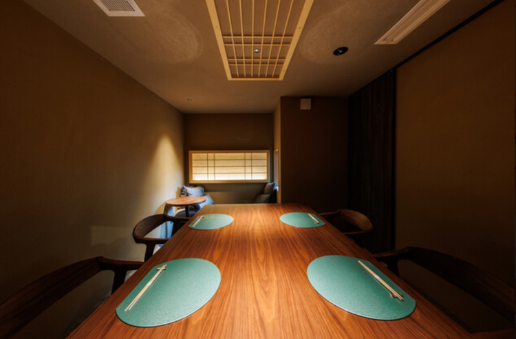 重厚感のある和設えが特徴的な高級店