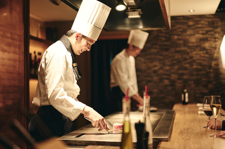 鉄板焼の「技」と「感性」を磨く！