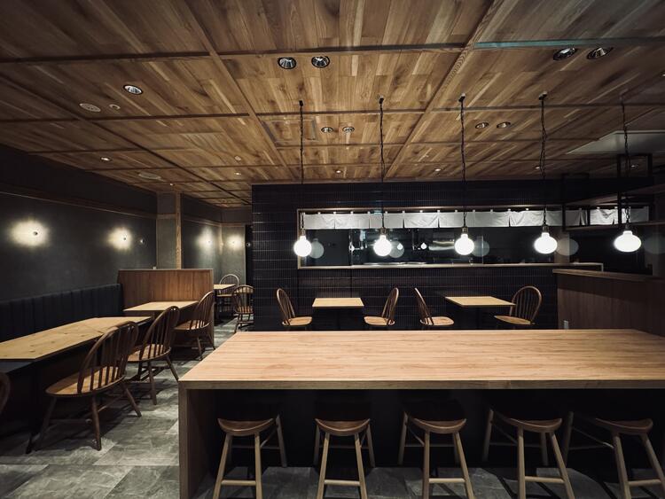 劇場のような雰囲気でお料理提供