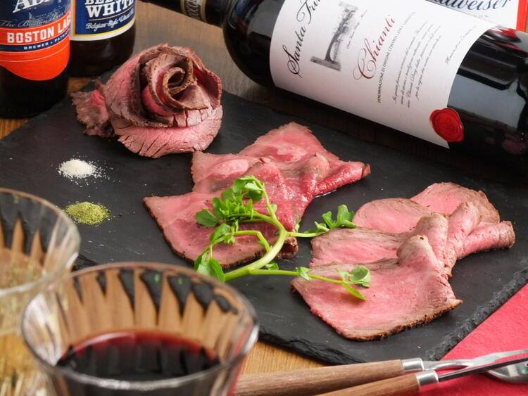 看板メニューは店で焼くローストビーフ