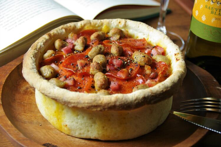 生地から仕込む話題のシカゴピザ