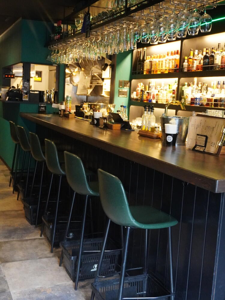 会話も楽しめるカウンター