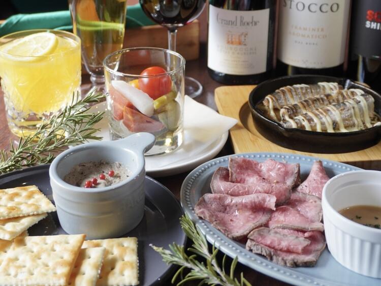 看板メニューの国産牛ローストビーフと小皿