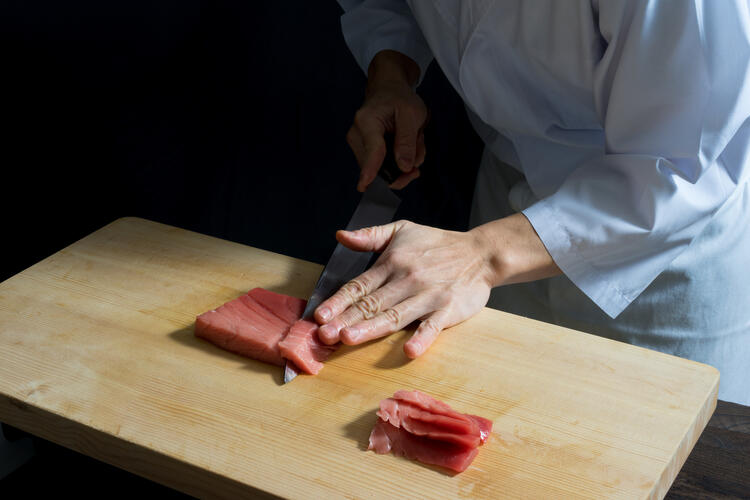 自慢のマグロをご提供※写真はイメージ