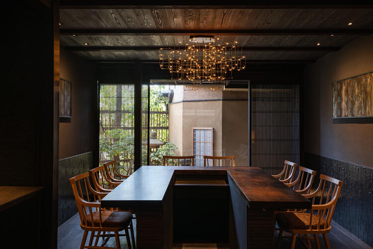 落ち着いてお食事ができる店内①