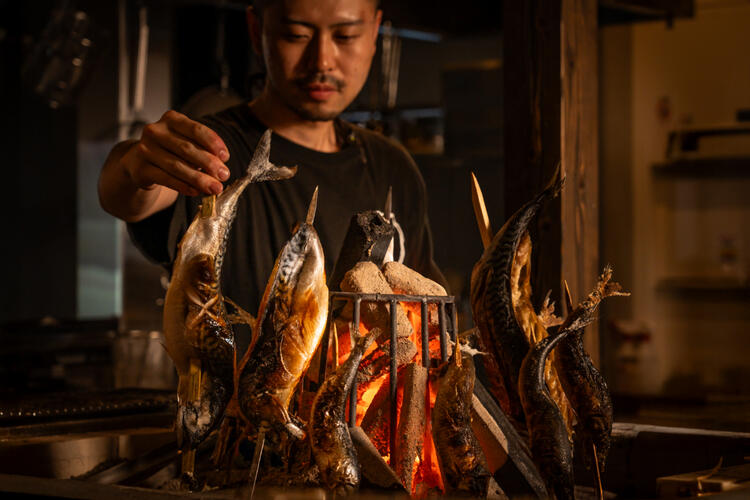 絶妙な火加減を見極める“原始焼き”