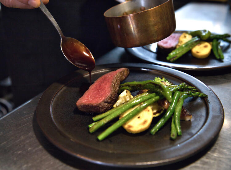 ソムリエ夫婦が営む全18席のビストロ♪