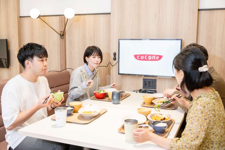 仲間と一緒に美味しいランチ