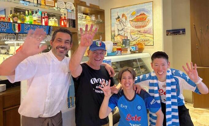 サッカーのSSCナポリファンのスタッフも