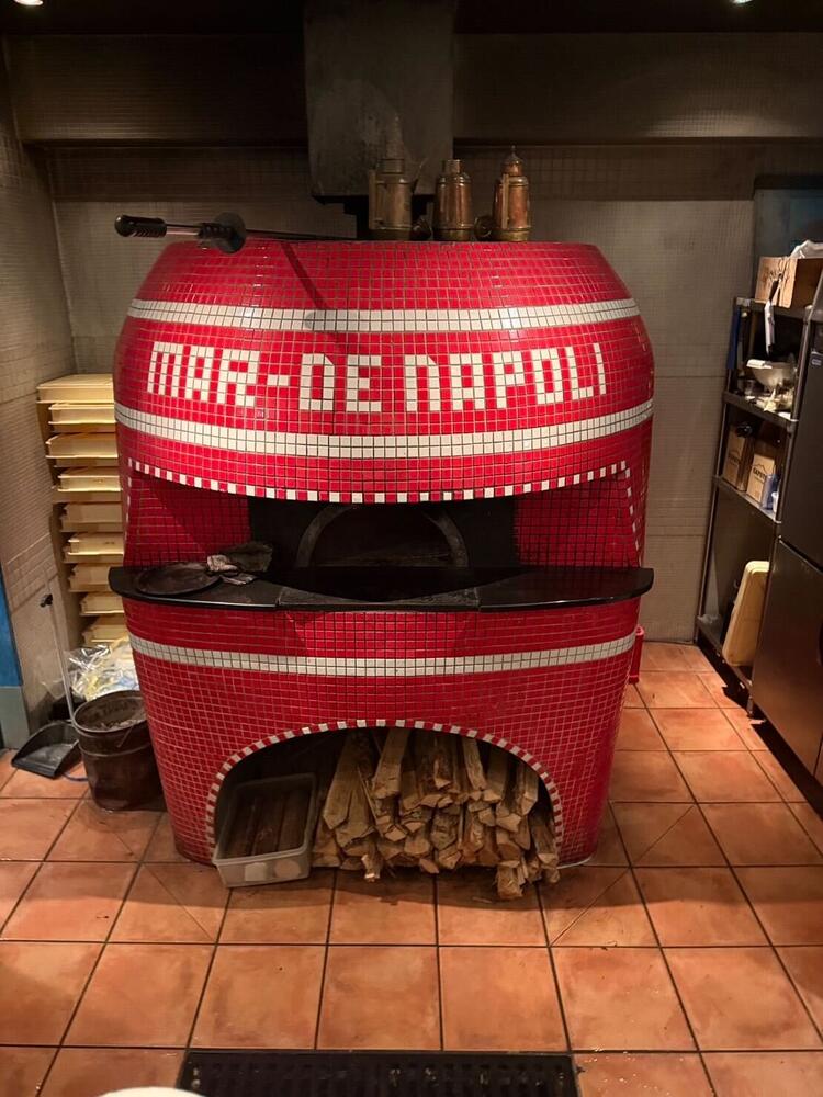 薪窯で焼き上げるピッツァは絶品！