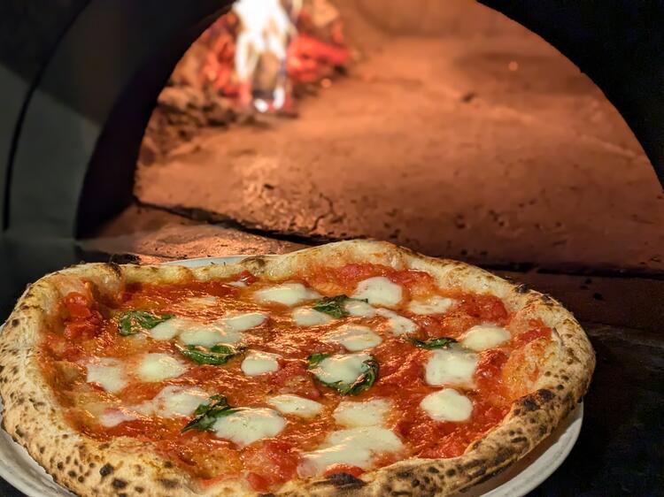 当店自慢の薪で焼くナポリピッツァ