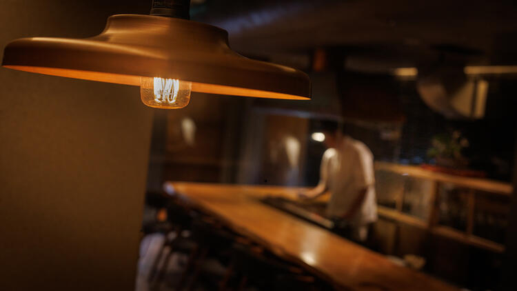 オープンキッチンで迫力の調理シーンを演出