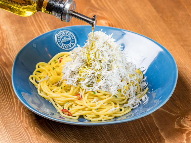 人気の看板メニュー〈のせ放題パスタ〉