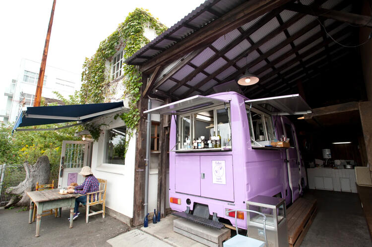 パープルのキッチンカーが目印♪