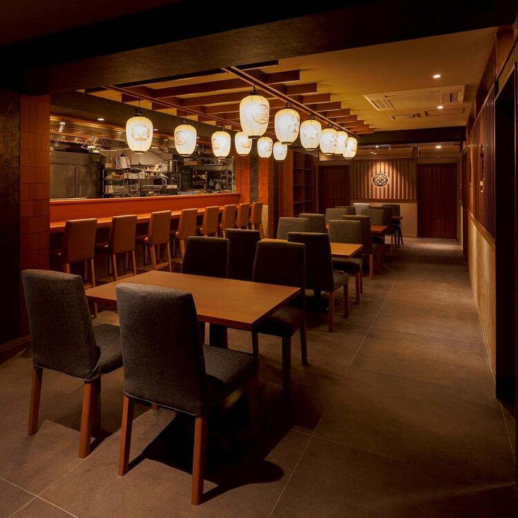 カジュアルな雰囲気の炉端焼き店