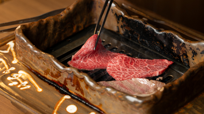 昔ながらのロースターで焼く大衆焼肉店