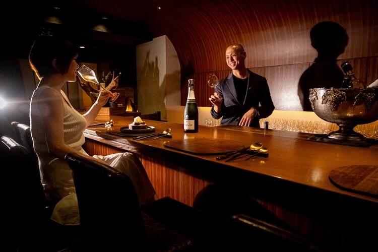 落着いた空間で上質なワインと食事を提供