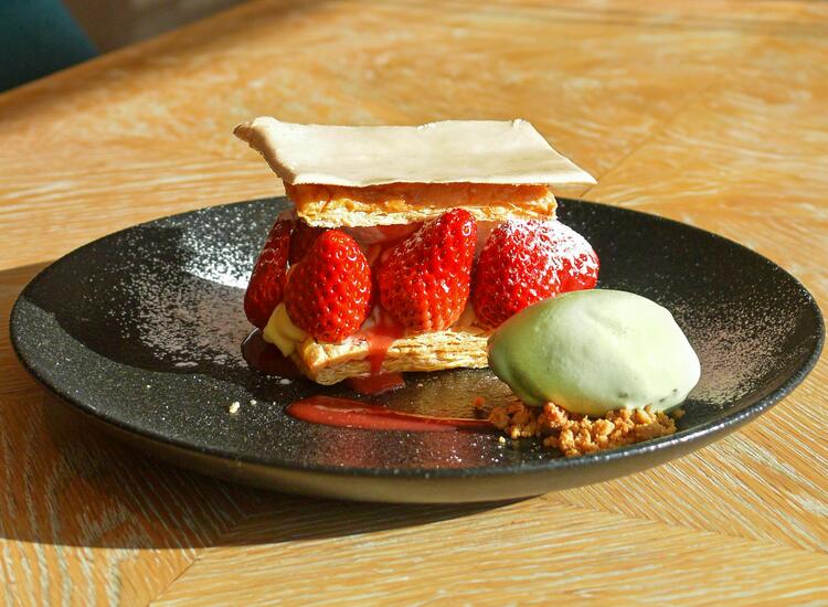 季節のフルーツのミルフィーユ！