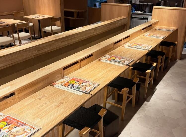 中央のカウンター席です