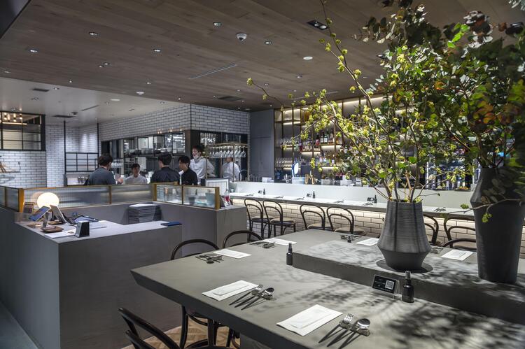 ライブ感溢れるオープンキッチン！