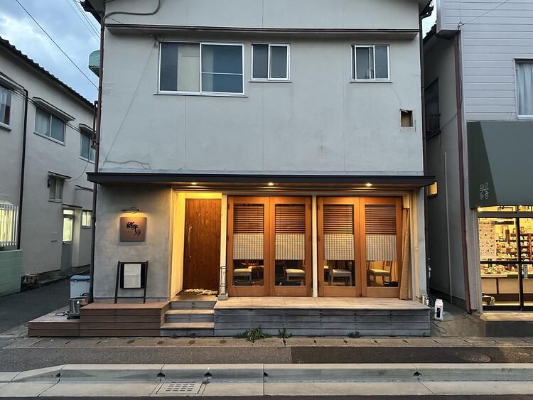 炭にこだわり、じっくり焼き上げます