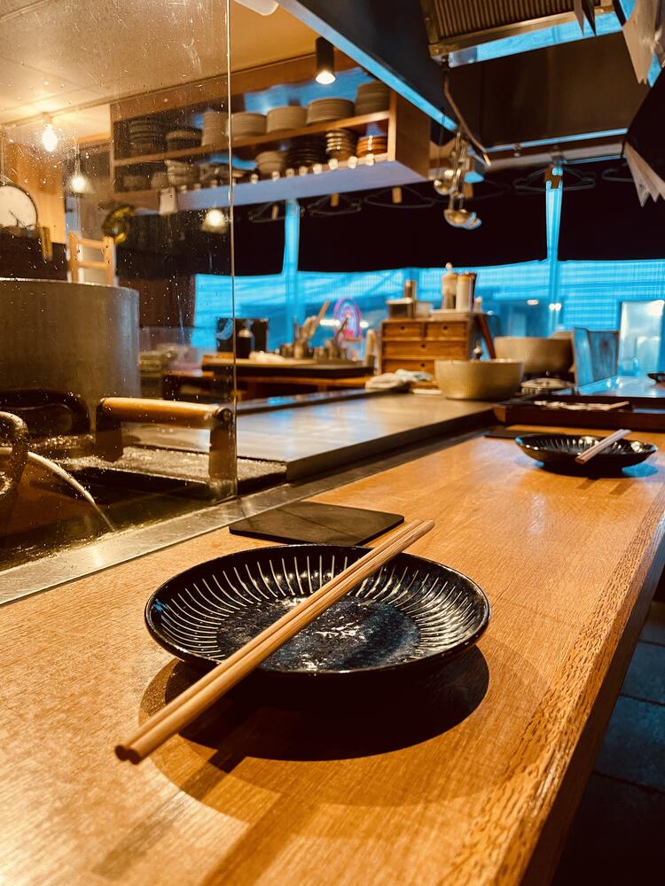 ライブ感あふれるコの字のカウンター席