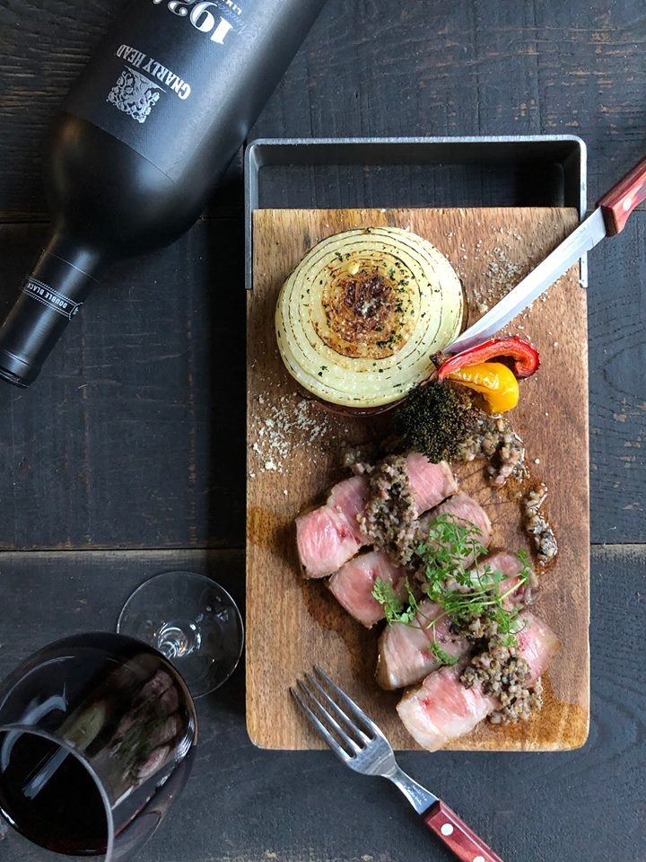 ワインや肉の知識、店舗運営が学べる！