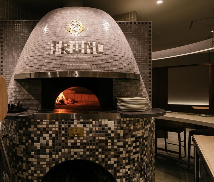 特別な薪窯を使って焼き上げます