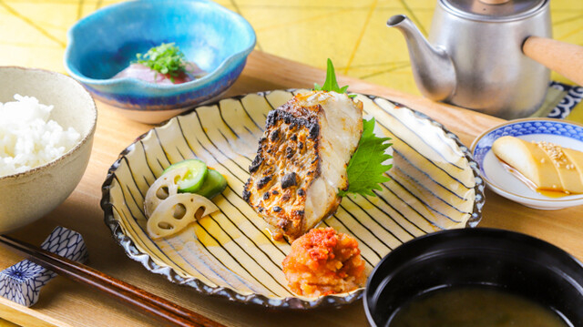 魚と酒をお楽しみいただいています