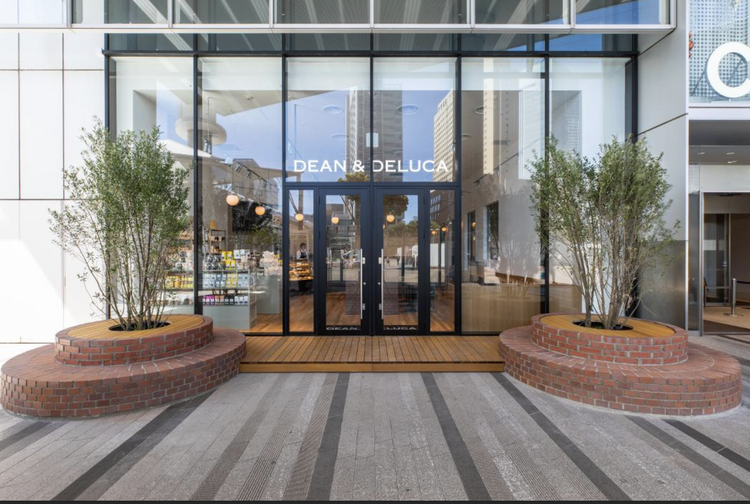 広い店内でお出迎えします