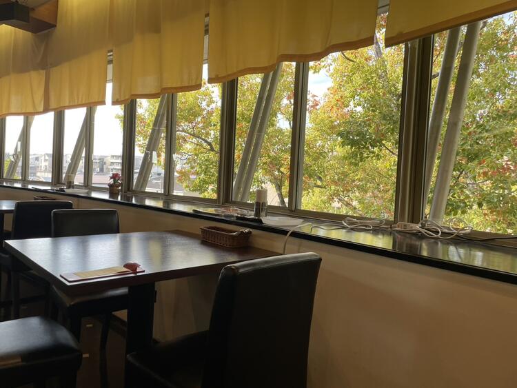 キッチンから店内→窓まで吹き抜けで開放的