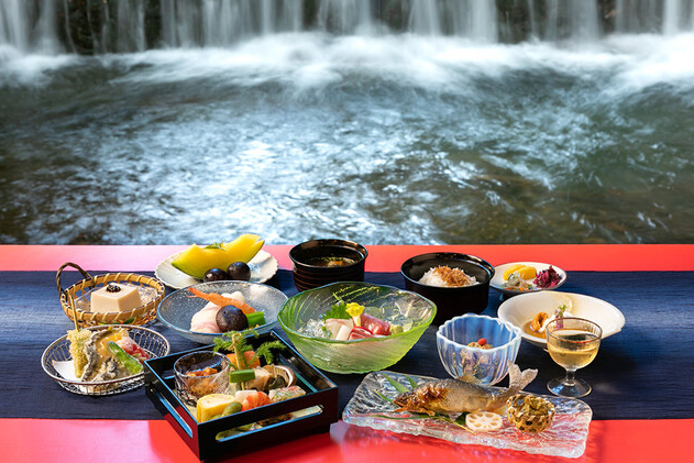 夏は名物の川床！四季折々の会席料理♪