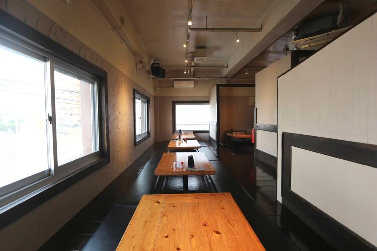 お座敷もある全60席の店内