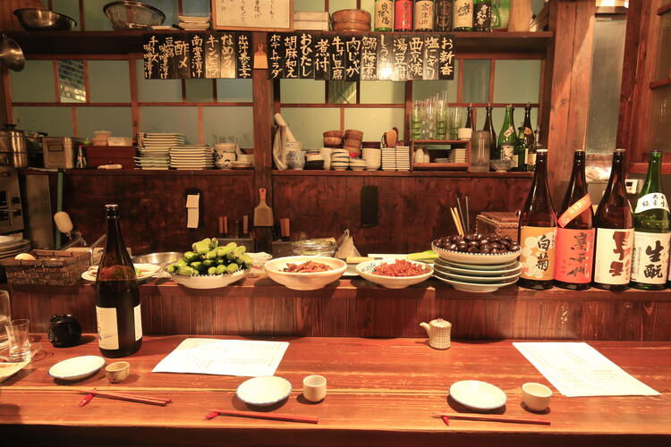 カウンターには惣菜が並び横には古い酒燗器