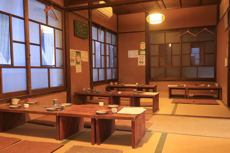 伝統的酒場文化を後世に継承する