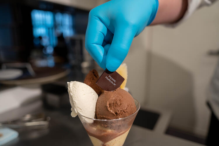 人気のパフェは店内で手作りしています！