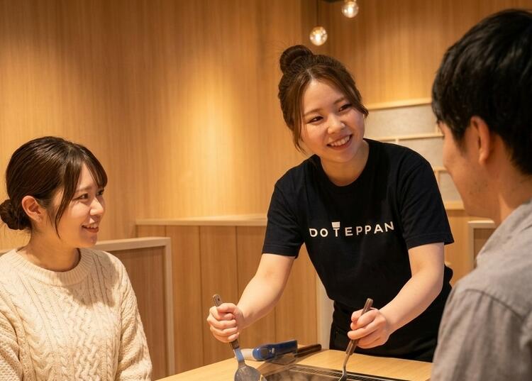 お客様の目の前でもんじゃをお焼きします！