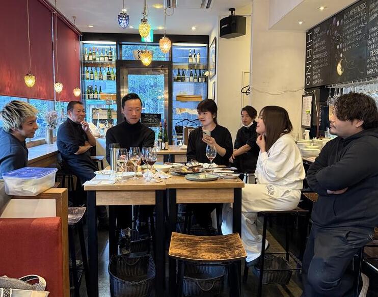 毎月の試食兼試飲会で意見を出し合います