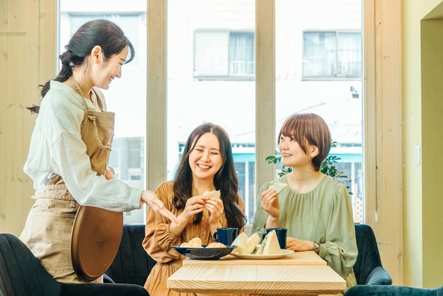 お客様との会話が弾むカウンターでの接客☆