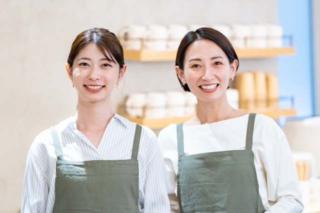 店舗運営や売場づくりを学べる◎