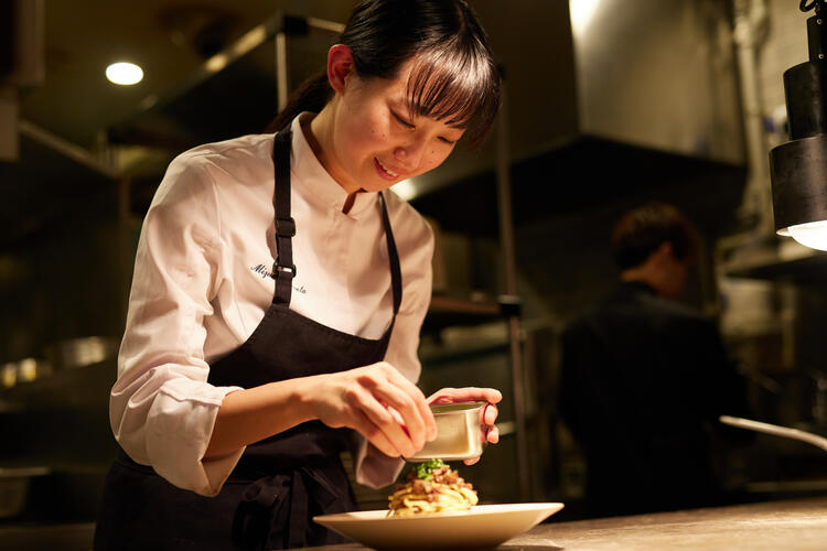 経験豊富なシェフのもとで学べる