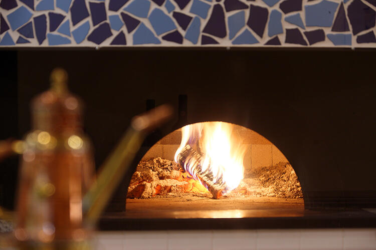 本店の薪窯　※新店舗は電気窯の予定