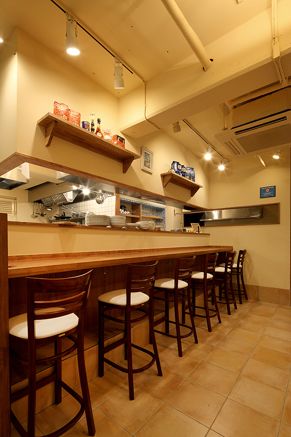 カウンター中心のスタイル　※写真は本店
