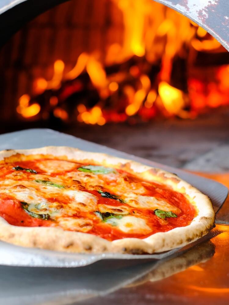 薪窯で焼くピッツァも好評◎