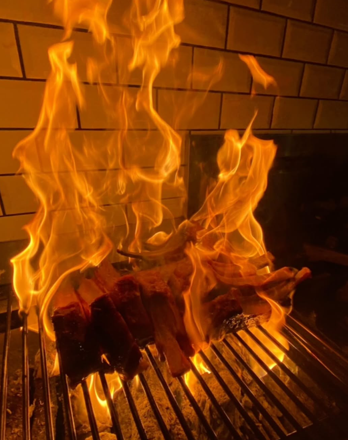 カウンターで提供する炭火イタリアン☆