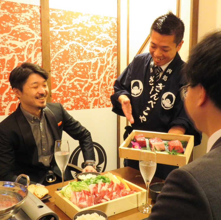 お祝いの日には、肉ケーキでサプライズ