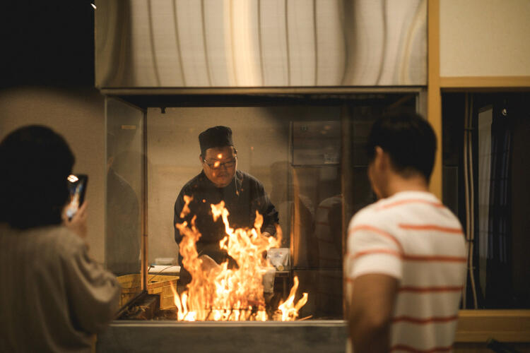 ライブキッチンで鰹の藁焼きは大人気